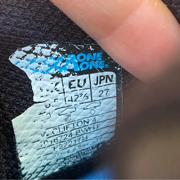 Hoka One One Clifton 4 in black and white running shoes size 9