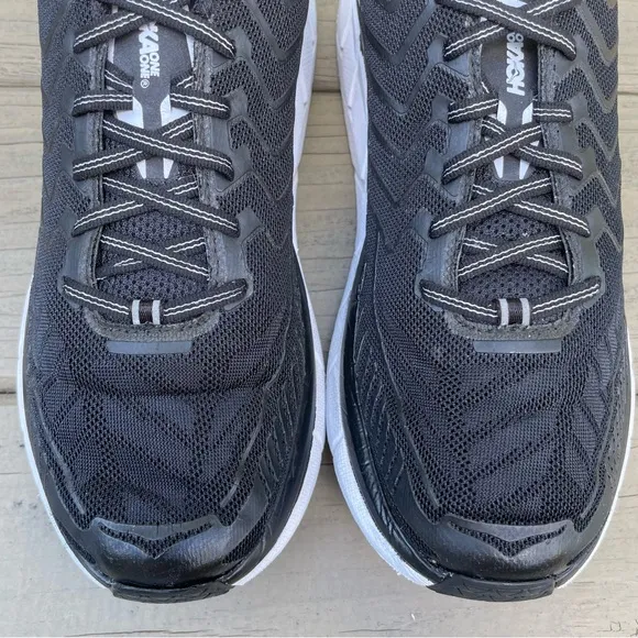Hoka One One Clifton 4 in black and white running shoes size 9