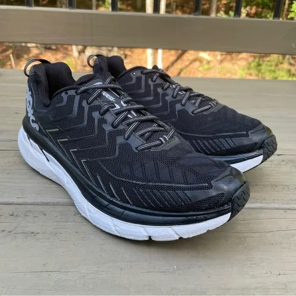 Hoka One One Clifton 4 in black and white running shoes size 9