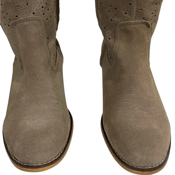 🎉Host Pick🎉NWT Dingo Adrina Tall Leather Casual Taupe Boots Size 8.5