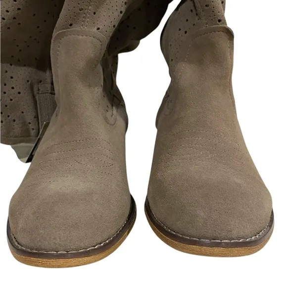 🎉Host Pick🎉NWT Dingo Adrina Tall Leather Casual Taupe Boots Size 8.5