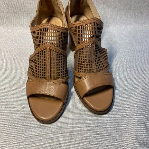 JEDDA ZIERA Pillow Walk Women’s  Tan Leather Sandals.          Size 8-8,…