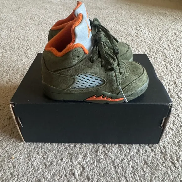 Jordan 5 Retro (TD) Army Olive/ Solar Orange Gently Used/ Great Condition.