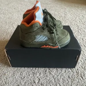 Jordan 5 Retro (TD) Army Olive/ Solar Orange Gently Used/ Great Condition.
