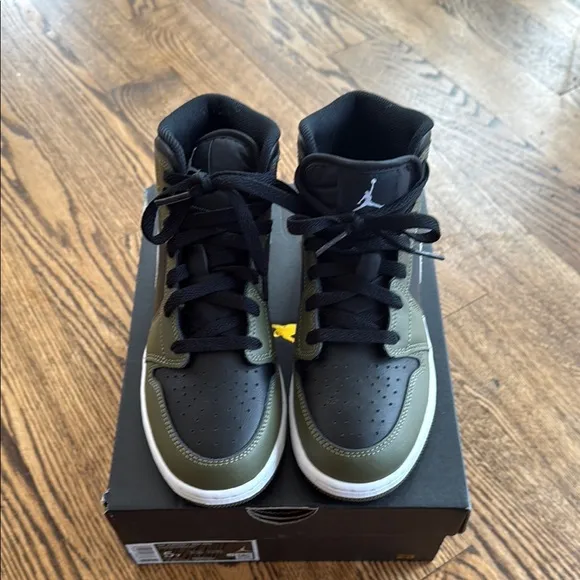 Jordan Kids Black and Green Sneakers