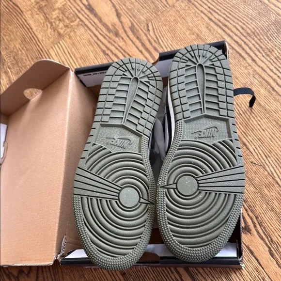 Jordan Kids Black and Green Sneakers