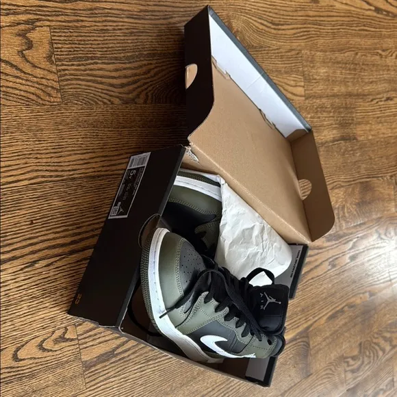 Jordan Kids Black and Green Sneakers