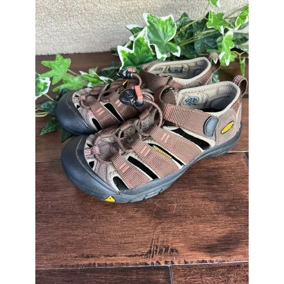 Keen boys waterproof brown water sandals size 2