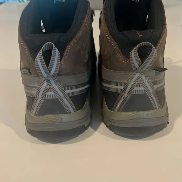 Keen Hiking boots Sz 11 waterproof NWOT