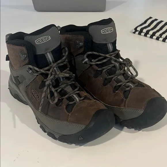 Keen Hiking boots Sz 11 waterproof NWOT