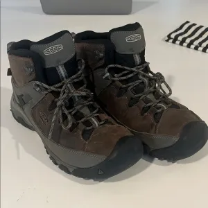 Keen Hiking boots Sz 11 waterproof NWOT