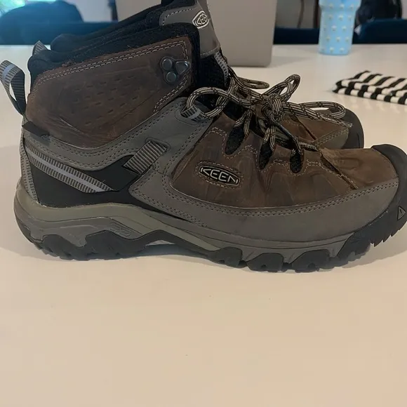 Keen Hiking boots Sz 11 waterproof NWOT