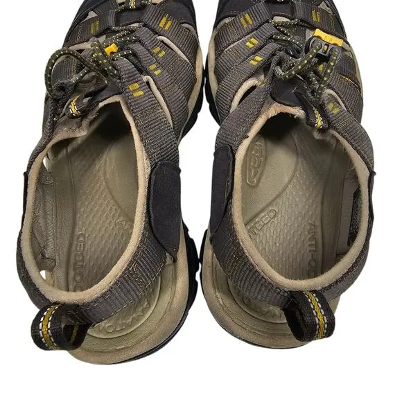 Keen Men's Newport H2 Closed Toe Water Sandals in Raven/Aluminum Size 10.5