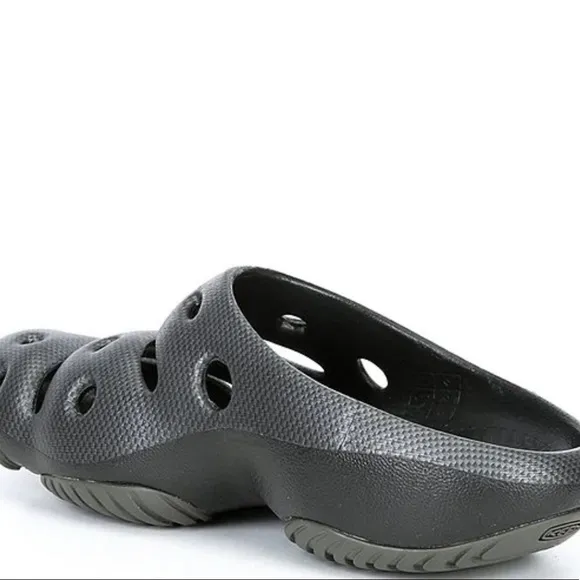 Keen Men's Yogi Slip-Ons (8) comfortable and safe 🦶🦶