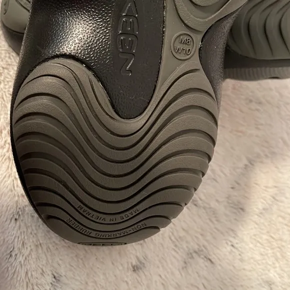 Keen Men's Yogi Slip-Ons (8) comfortable and safe 🦶🦶