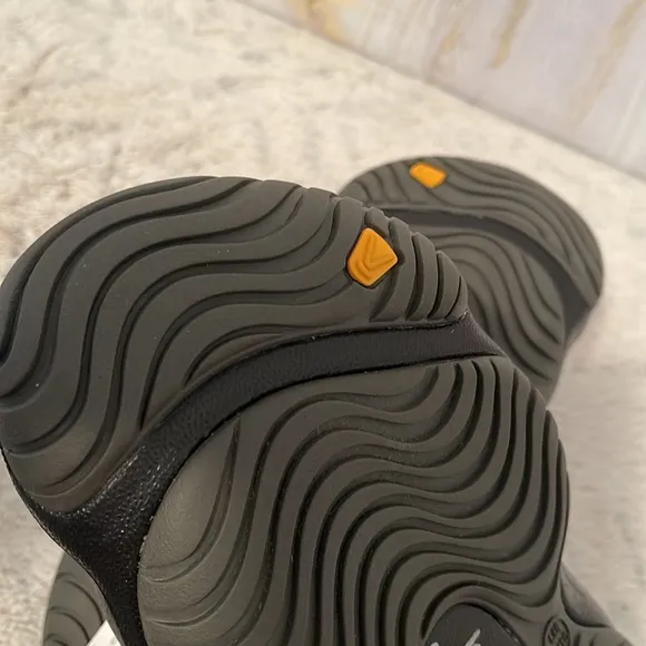 Keen Men's Yogi Slip-Ons (8) comfortable and safe 🦶🦶