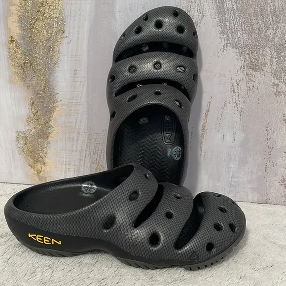 Keen Men's Yogi Slip-Ons (8) comfortable and safe 🦶🦶