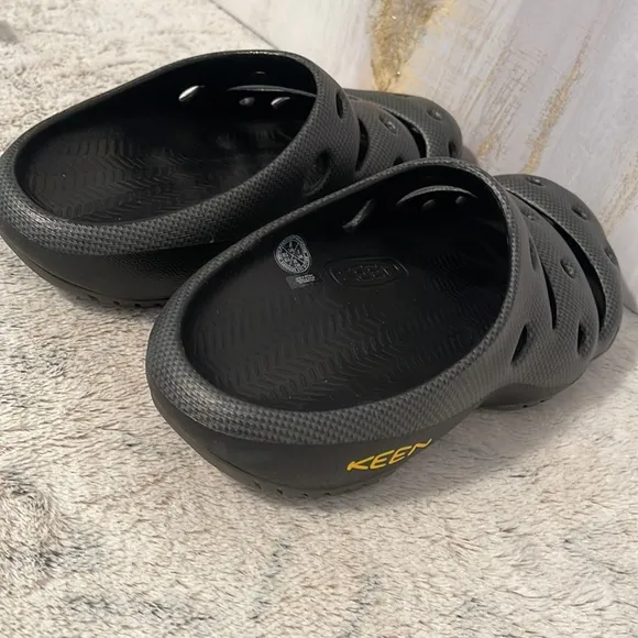Keen Men's Yogi Slip-Ons (8) comfortable and safe 🦶🦶