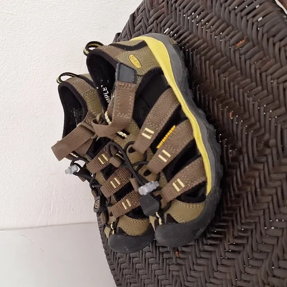 Keen Newport H2 Waterproof Sandals Kids Sz 10