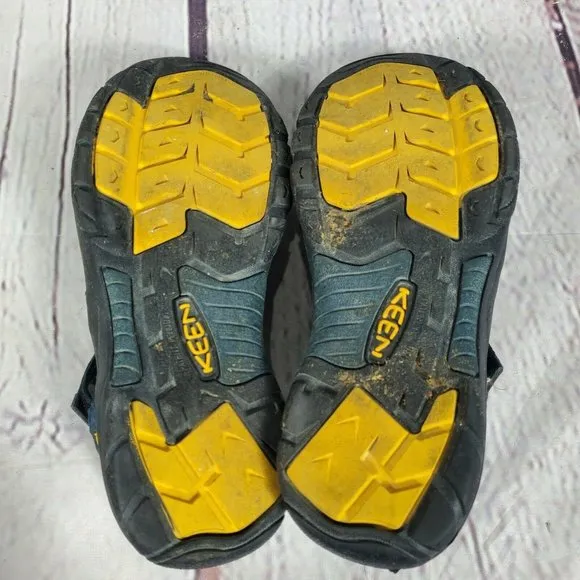 Keen  Size 6 Newport Waterproof Slip on Sandals