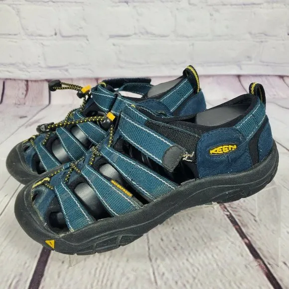 Keen  Size 6 Newport Waterproof Slip on Sandals