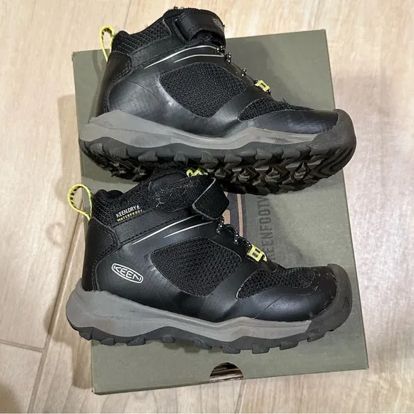 KEEN Wanduro waterproof Kids Black Hiking boots toddler size 9