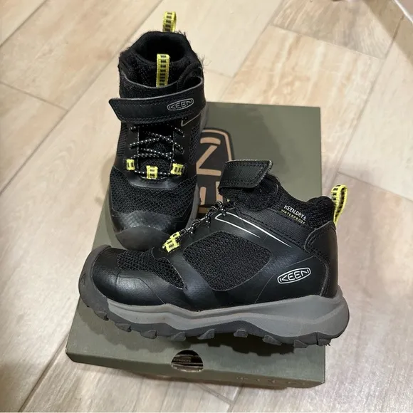 KEEN Wanduro waterproof Kids Black Hiking boots toddler size 9