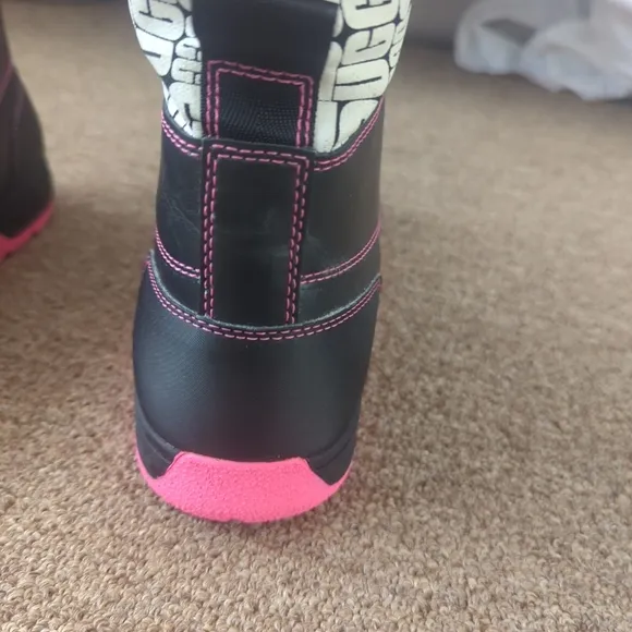 Kids size 5 black Taffy ugg Butte ll car Glow graphic leather boots