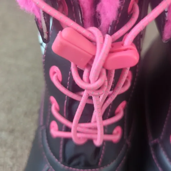 Kids size 5 black Taffy ugg Butte ll car Glow graphic leather boots