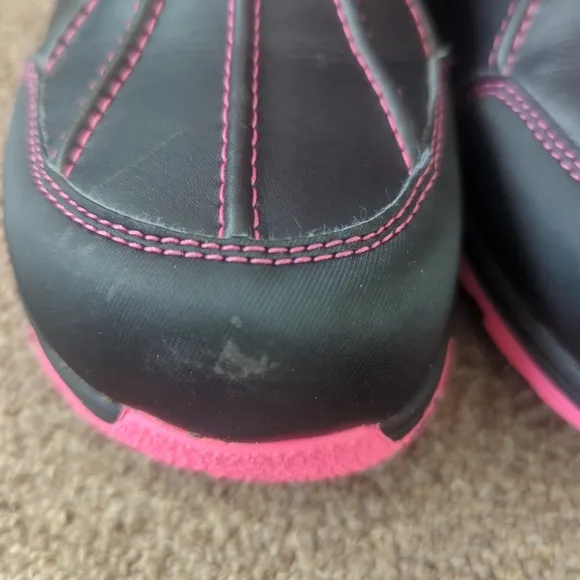 Kids size 5 black Taffy ugg Butte ll car Glow graphic leather boots