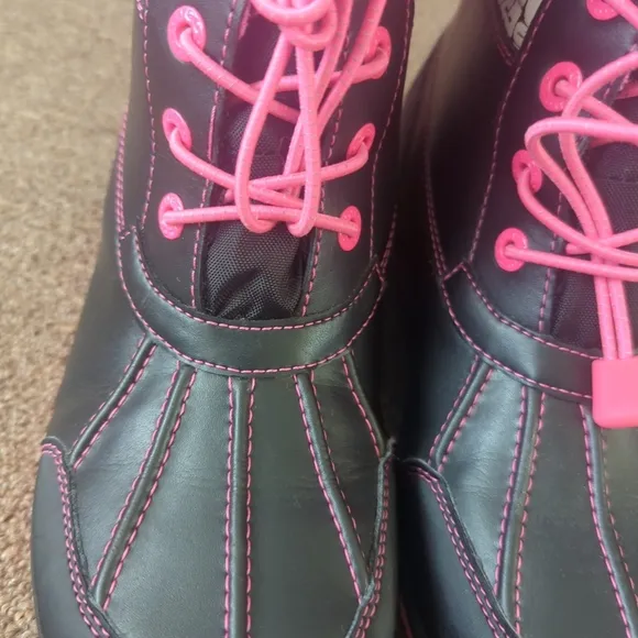 Kids size 5 black Taffy ugg Butte ll car Glow graphic leather boots