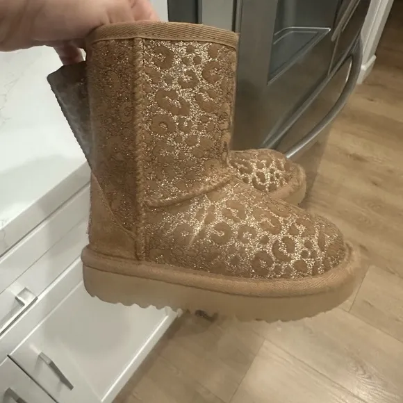 Kids UGG Boots Size 6 Leopard Print - worn 1x UGG Kids Classic II Glitter Boot