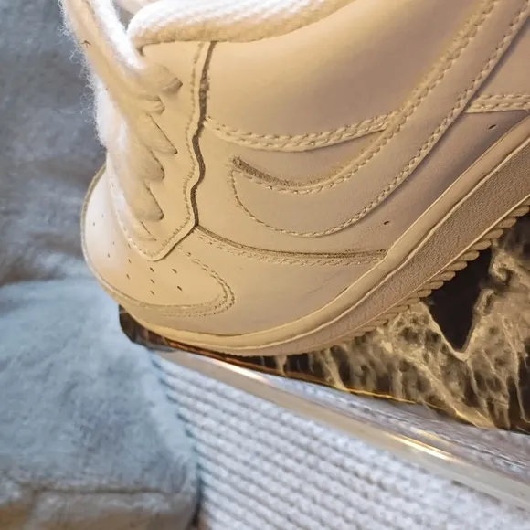 Kids White Nike Sneakers //Size 7y