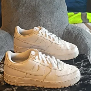 Kids White Nike Sneakers //Size 7y