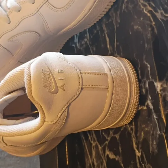Kids White Nike Sneakers //Size 7y