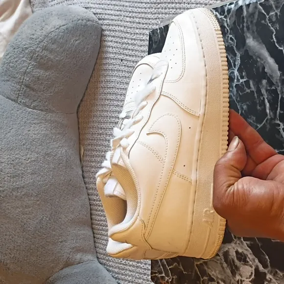 Kids White Nike Sneakers //Size 7y