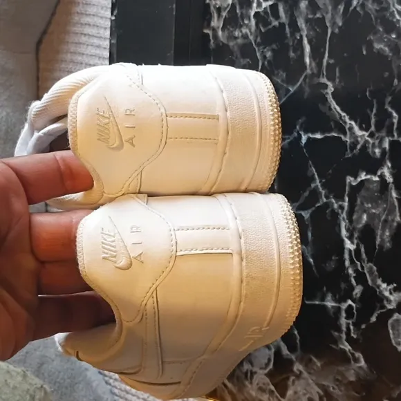 Kids White Nike Sneakers //Size 7y
