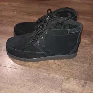 Kookaburra by UGG Asaiah Chukka Boots Black Unisex Size Mens 9