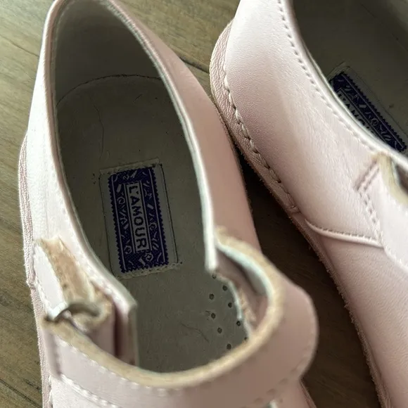 L’AMOUR girls shoes size 2. New