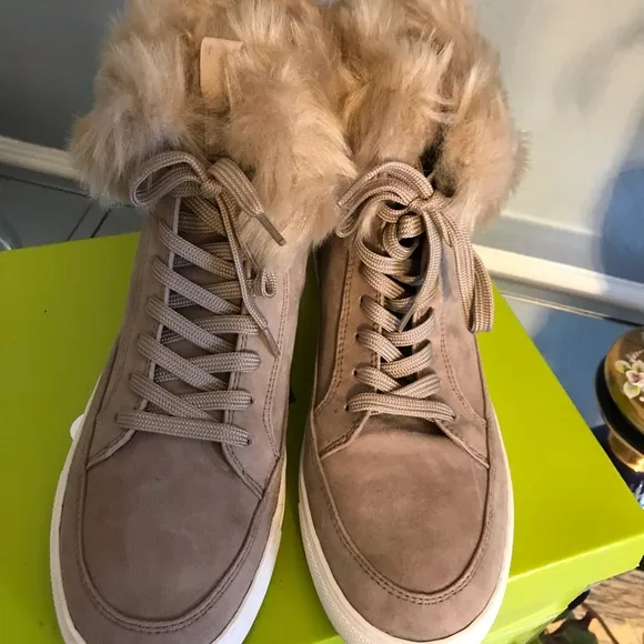 Like new Gianni Bini high sneakers