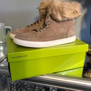 Like new Gianni Bini high sneakers