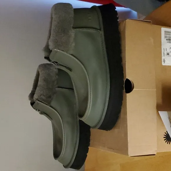 Like new Ugg Funkette platform shoe boot