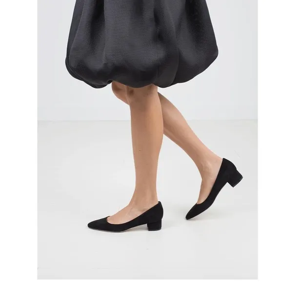 Manolo Blahnik Liston Black Leather Shoes. Size 38 1/2