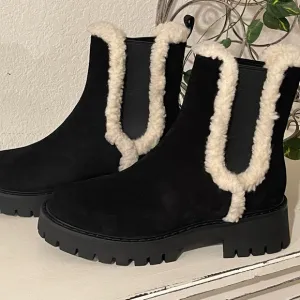 Michael Kors Black and Cream Winter Boots with Faux Fur