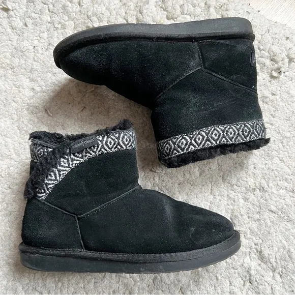 Minnetonka Moccassins Aztec Middleton Black White Leather Sheepskin Ankle Boots