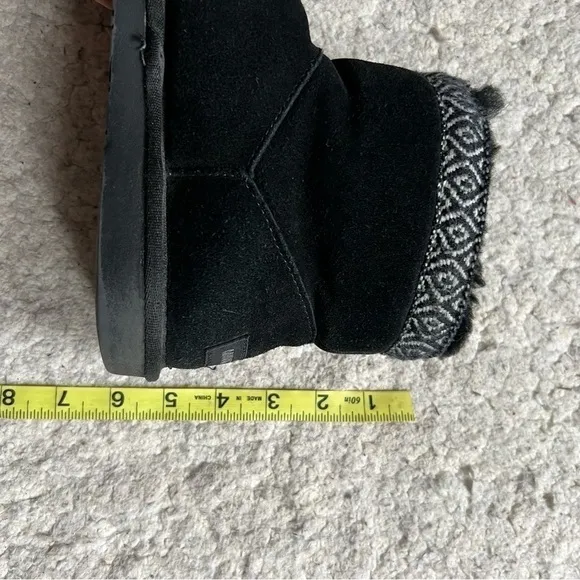 Minnetonka Moccassins Aztec Middleton Black White Leather Sheepskin Ankle Boots