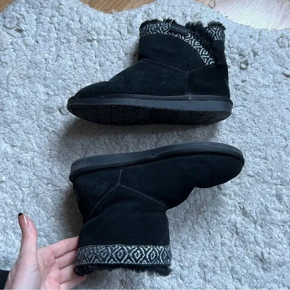 Minnetonka Moccassins Aztec Middleton Black White Leather Sheepskin Ankle Boots