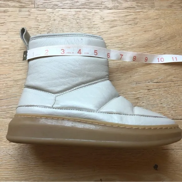 Moon Boots white size 6 leather new price firm!