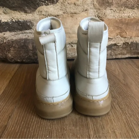 Moon Boots white size 6 leather new price firm!