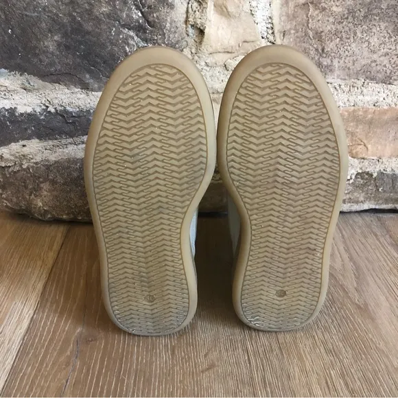 Moon Boots white size 6 leather new price firm!